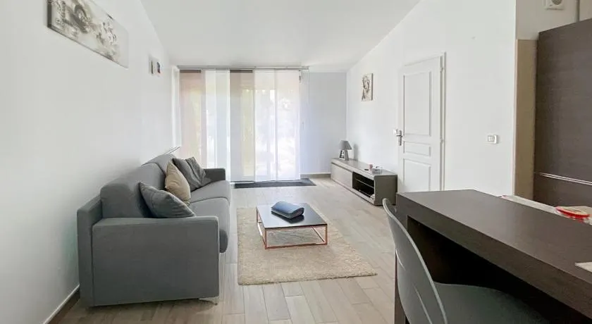 Appartement situé dans une propriété privée avec terrasse équipée avec plancha proche du lac de saint Cassien - Image 1