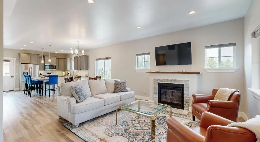 Hailey Haus - Image 1