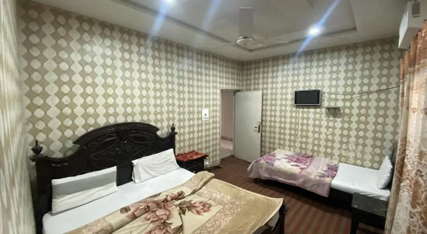 Lux Lodges Guest House - Image 1