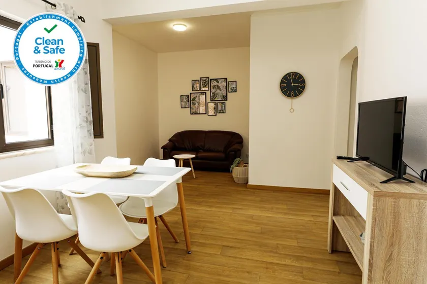 B87 - Windmill 2 Bed Apartment in Odiaxere - Image 1