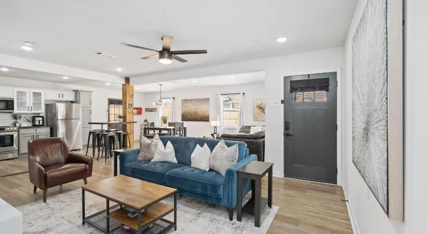 The Gated Modern Home Near NRG and Medical Center - Image 1