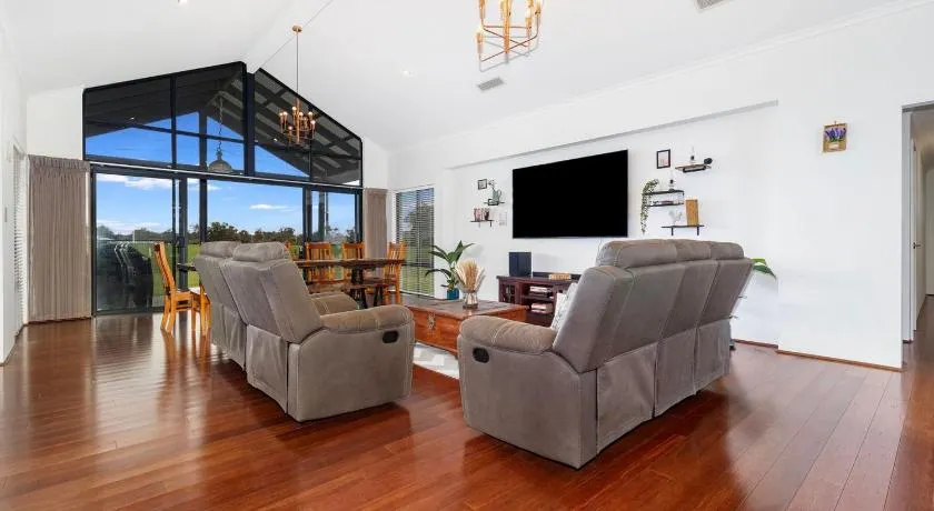Farm View Retreat - Image 1