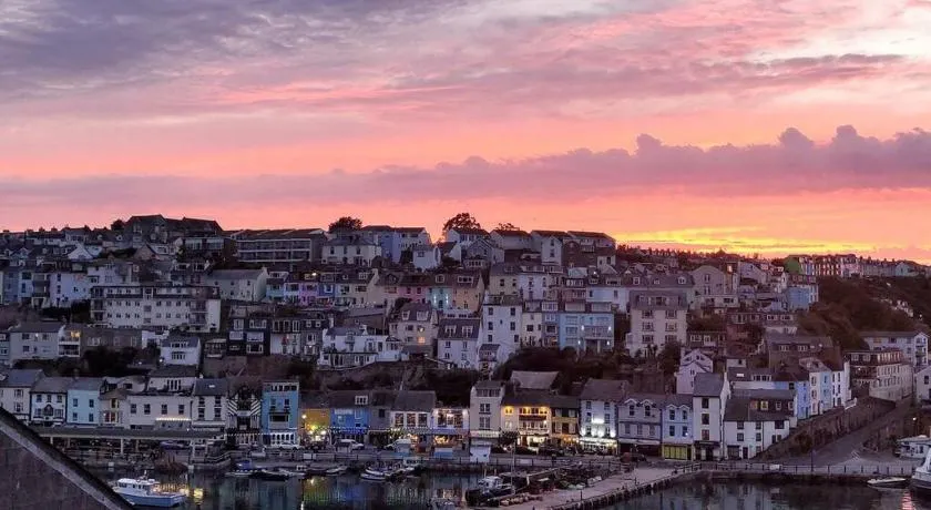 Luxury dog friendly home in Brixham harbour with sea views and free parking - Image 1