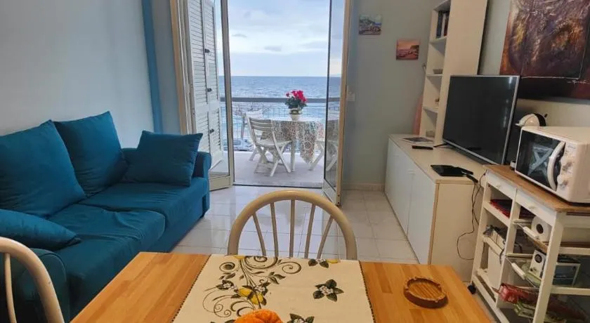 Mirone Apartment FRONTE MARE beachfront house - Image 1