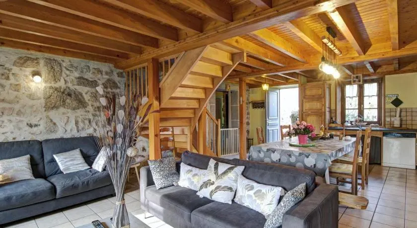 Gîte en pierre à Périgneux, 6 pers, animaux admis - Image 1