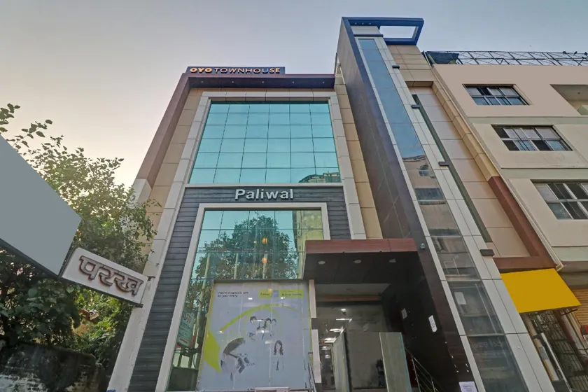 Super Townhouse Z Square Mall Formerly The Mall Road Inn - Image 1