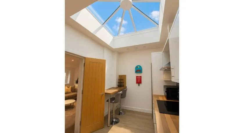 Spacious 2-Bed - Hospital & City Nearby Parking Pet Friendly - Image 1