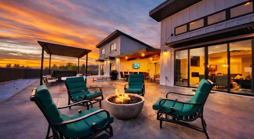 Moab Desert Escape Villa Luxury 5-Bedroom Retreat with Heated Pool - Image 1