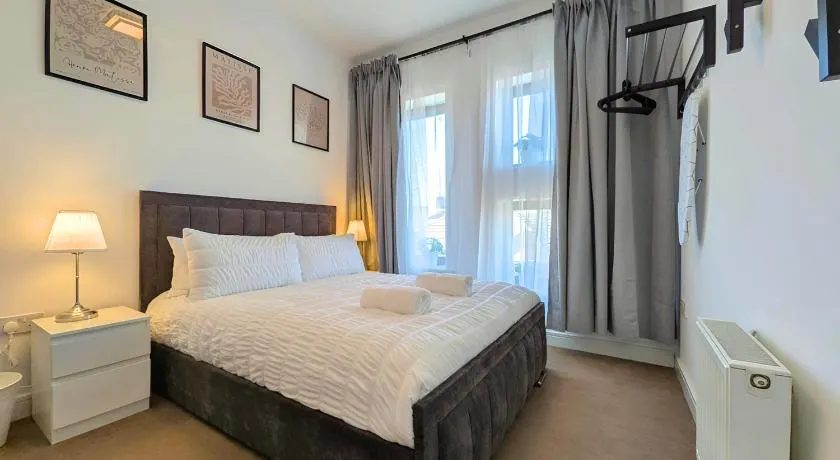 Stylish Rooms Near Airport & City Centre Parking - Image 1