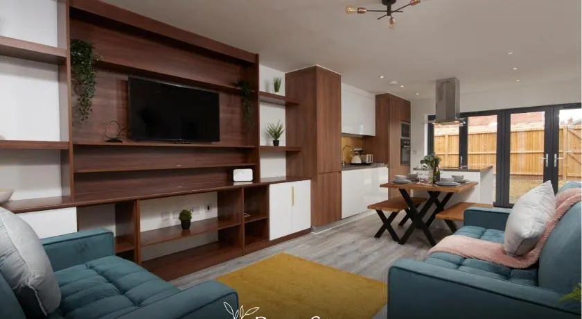 Luxury 5-Bedroom Manchester House Sleeps 9 with Private Garden by PureStay - Image 1