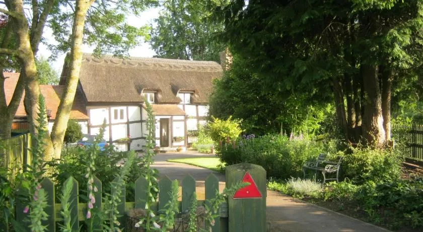 THE MOATS - CODDINGTON A small private thatched cottage B&B located in quiet countryside between Ledbury and Malvern - convenient for the Malvern Three Counties Showground and 5 miles from excellent shops restaurants and Ledbury Poetry Festival - Image 1