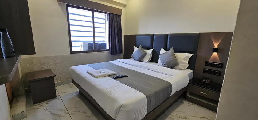 HOTEL ROYAL VILLA - Image 1
