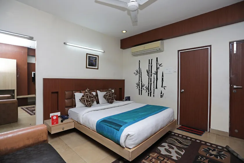 OYO Hotel Vaani Continental - Image 1