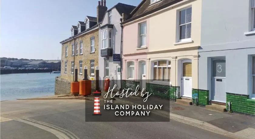Bell Cottage-Chic Listed House with Harbour and River Views in Central Cowes - Walk to top restaurants - Image 1