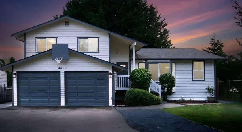 Luxury 4BR house, Huge Yard, Theater, A/C, Pets - Image 1