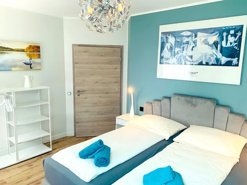 BESOTEL Mettmann- 20 Wohnungen 2 Standorte 35 Schlafzimmer 29 Badezimmer 52 Betten für 73 Gäste - Image 1