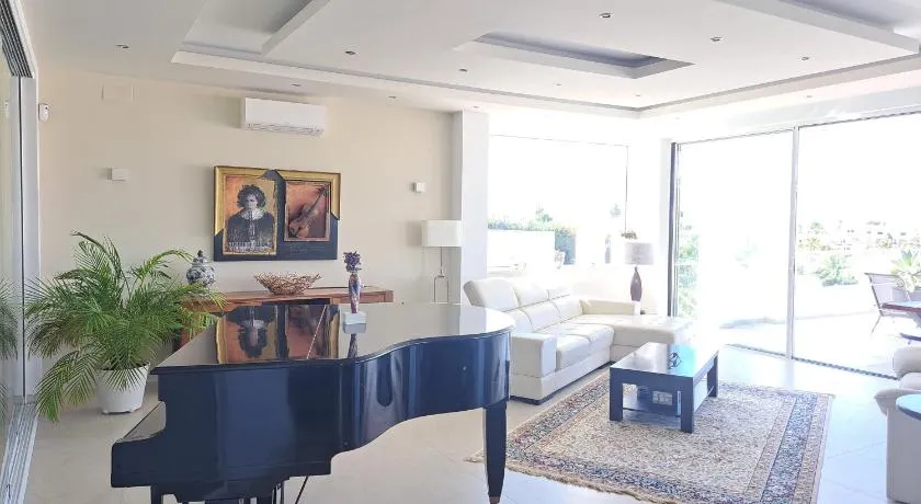 Luxury Seaview Apartment - Image 1