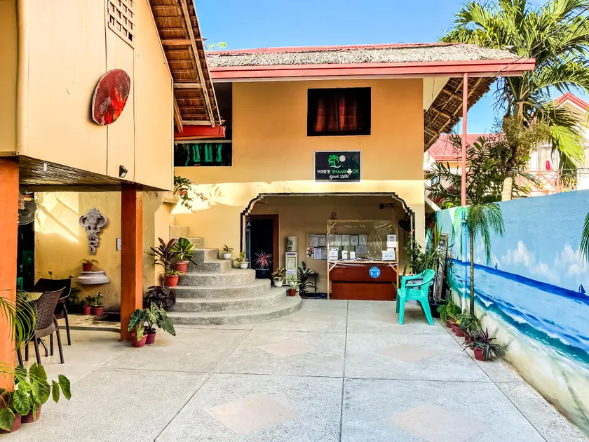 White Shamrock Beach Hotel - Image 1