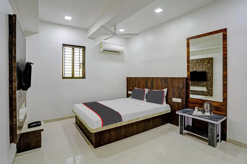 Hotel Krishna Inn - Image 1