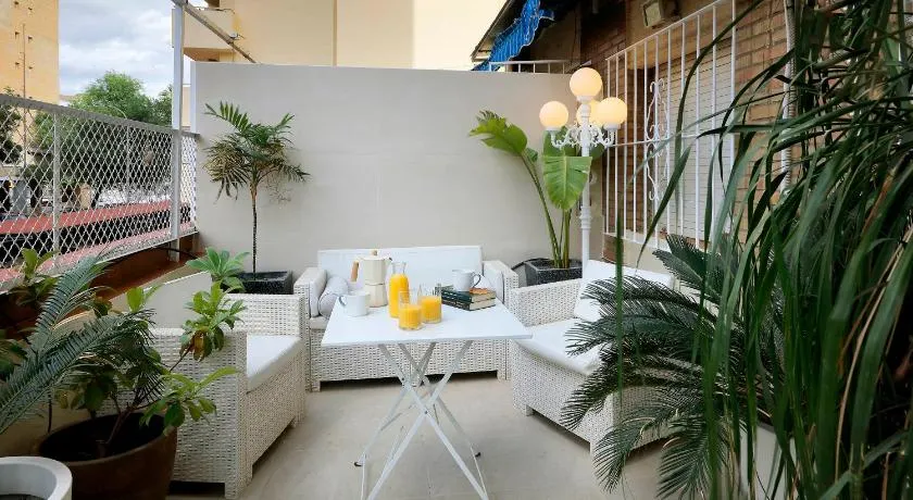 Apartamento con gran terraza jardín cerca del centro - Image 1