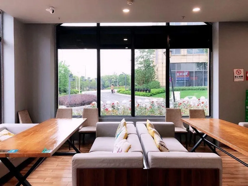 Parallel World River View Hotel - Image 1