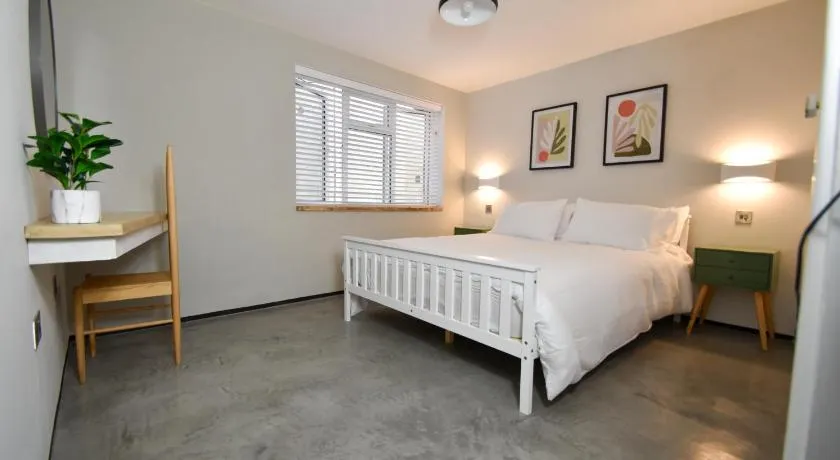 Modern Apartment Central Woodstock with Parking - Image 1