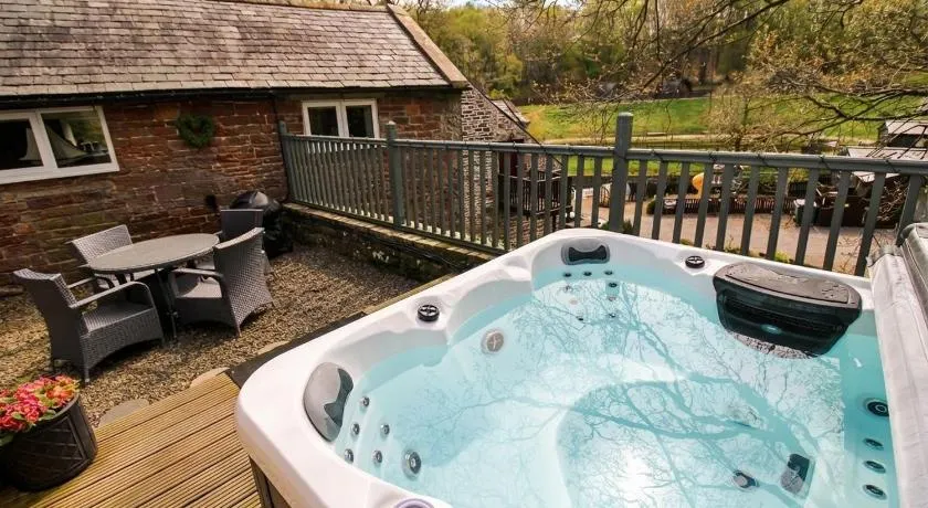 Mill House Cottage, on a Fishing Park near Brampton with hot tub - Image 1