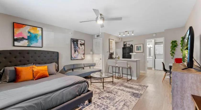 Cozy Efficiency Studios Close to Downtown and Domain - Image 1