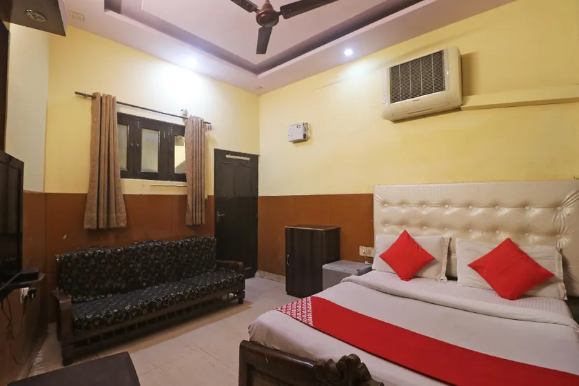 OYO 62948 Hotel Dakshit Inn - Image 1
