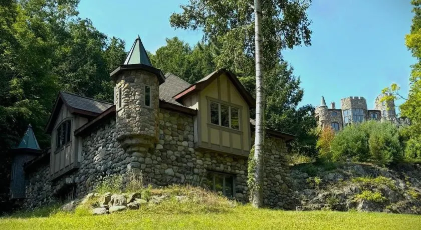 HIGHLANDS CASTLE overlooking Lake George plus 2 other CASTLES & SUITES - Image 1