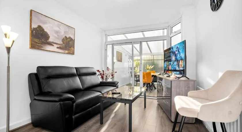 Marcot House Modern 5 bedroom house Solihull 10 mins drive from bhx & nec private off road parking - Image 1