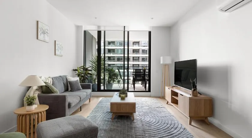 Free parking - trackside apartment with pool, gym - Image 1