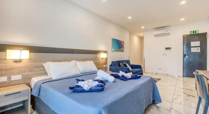 Stylish Apartments in Bay Square - Image 1