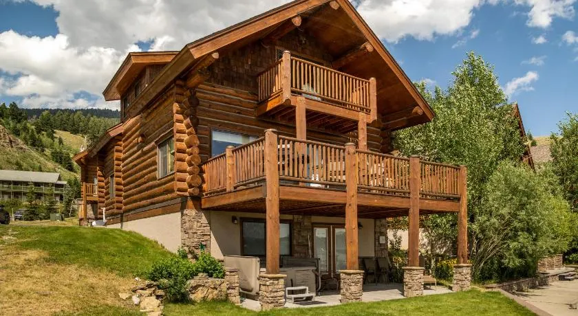 Kings Cabin: Stunning 3-bedroom retreat on Hebgen Lake, 16 mins from Yellowstone. - Image 1