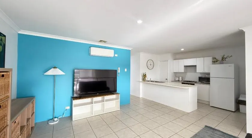 City Explorer Base 3BR&2 Floors&Walk to Mall & Airport Transit - Image 1