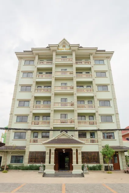 V CROWN HOTEL - Image 1