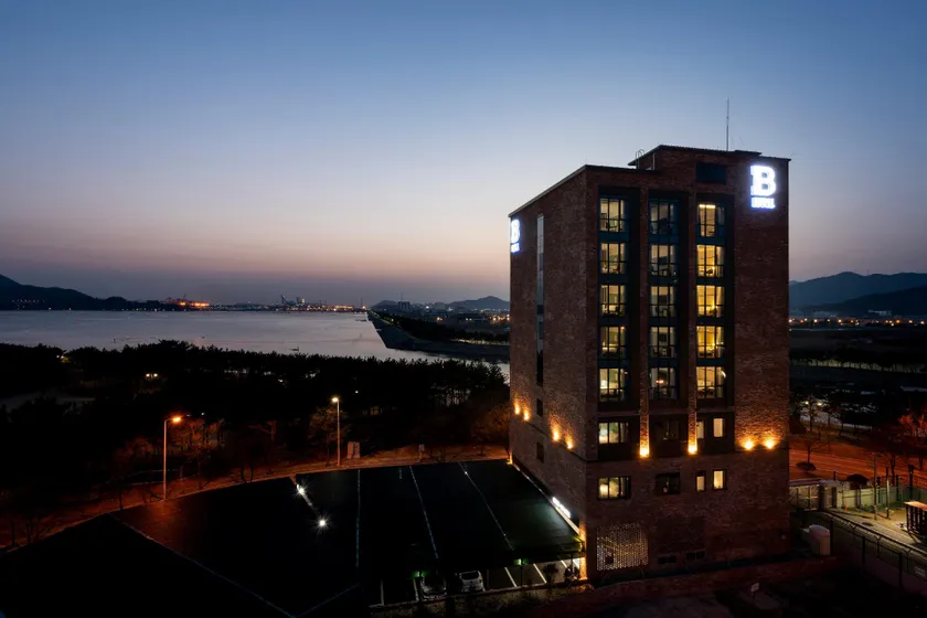 Brown-Dot Hotel Shinho - Image 1