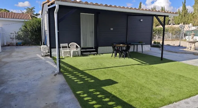 Chalet independiente en zona residencial rural con piscina privada - Image 1