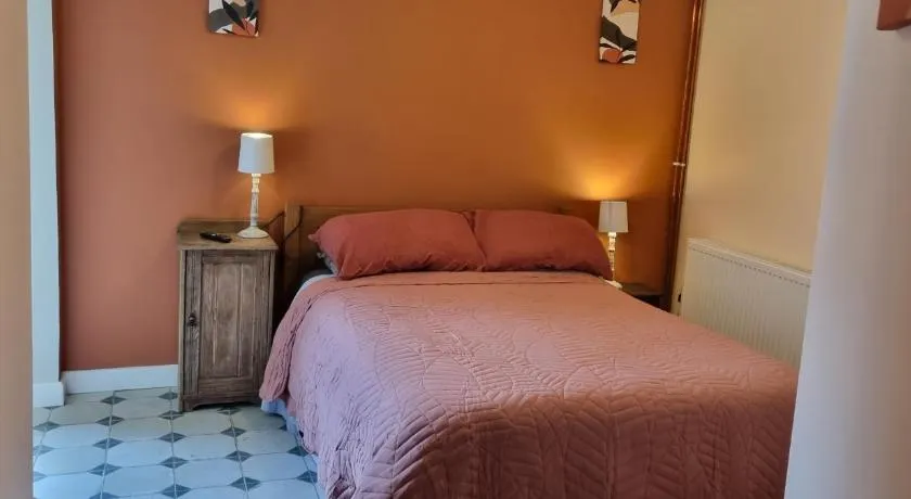 Relaxed rural apartment 15 min from coastal walks - Image 1