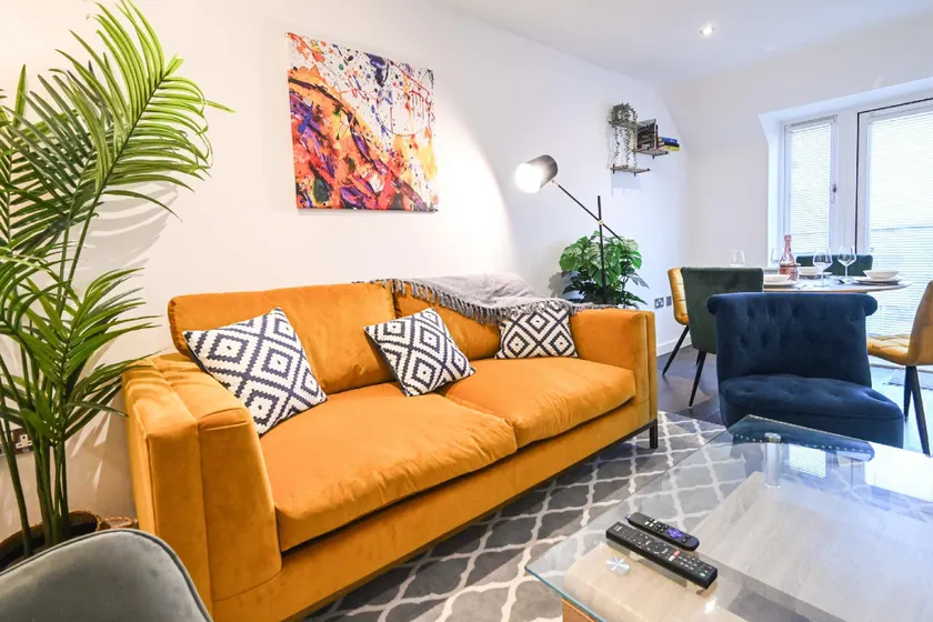 Spacious 2 Bedroom Balcony Flat with Parking and Fast WiFi - Image 1