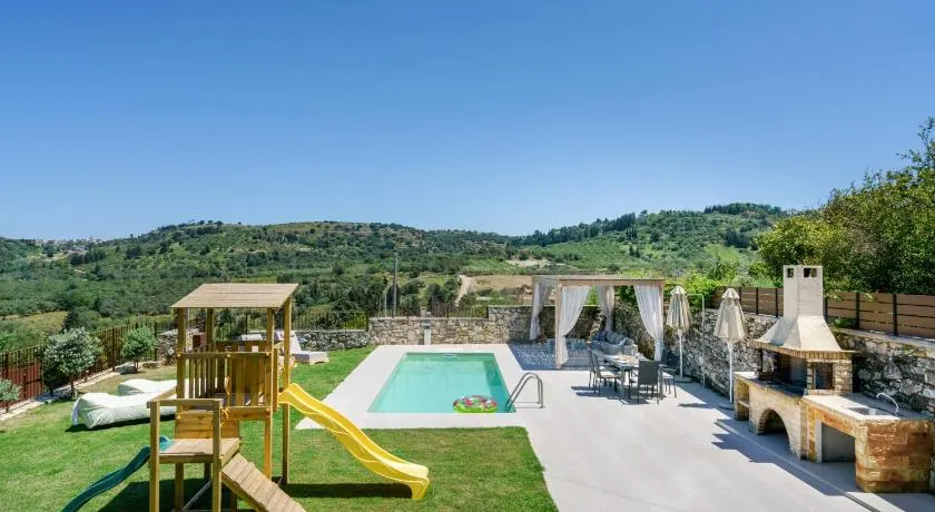 Villa avec jardin, terrasse et piscine privée | Vue piscine - Image 1