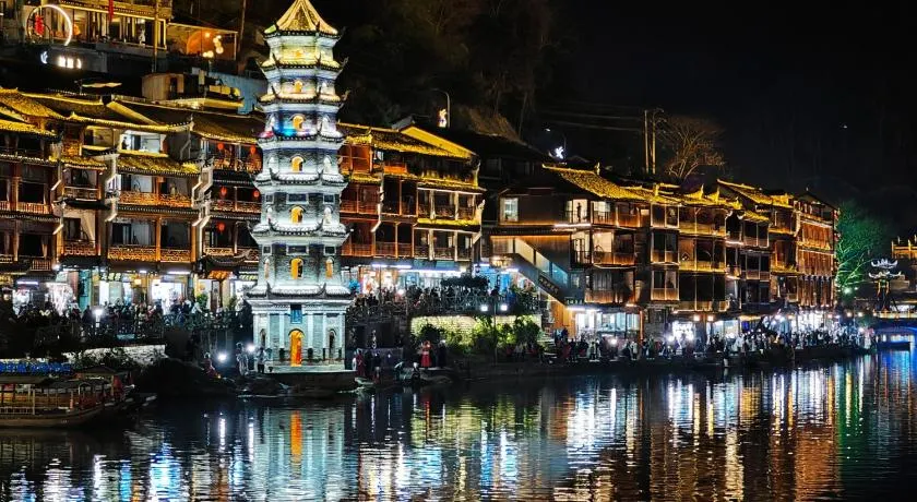 Phoenix Fuyuan Villa Riverside Hotel - Image 1