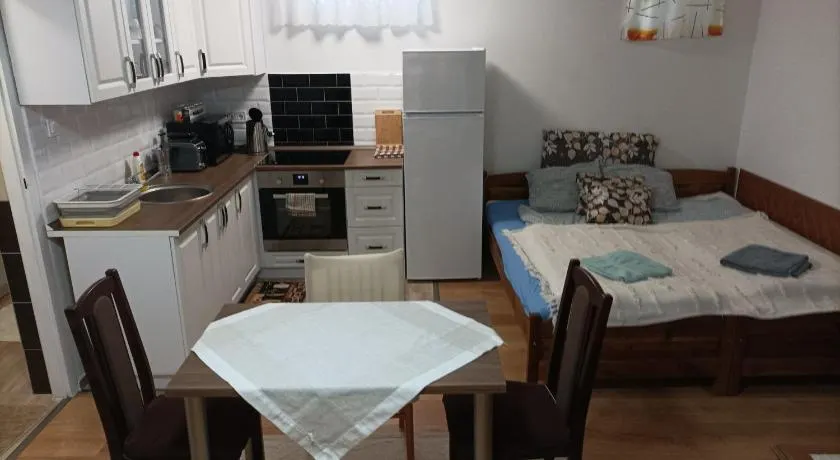 Kiskastély garzon, saját fürdőszobával és saját konyhával - Image 1
