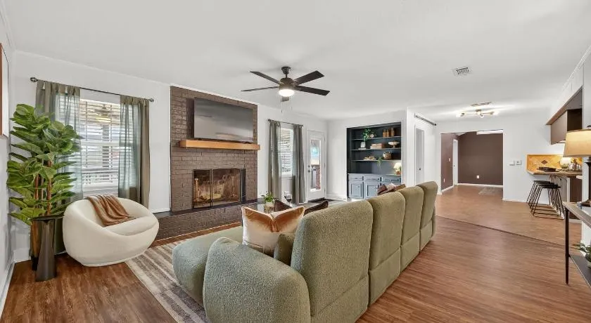 Luxury Stay Pool Firepit Game Room & BBQ - Image 1