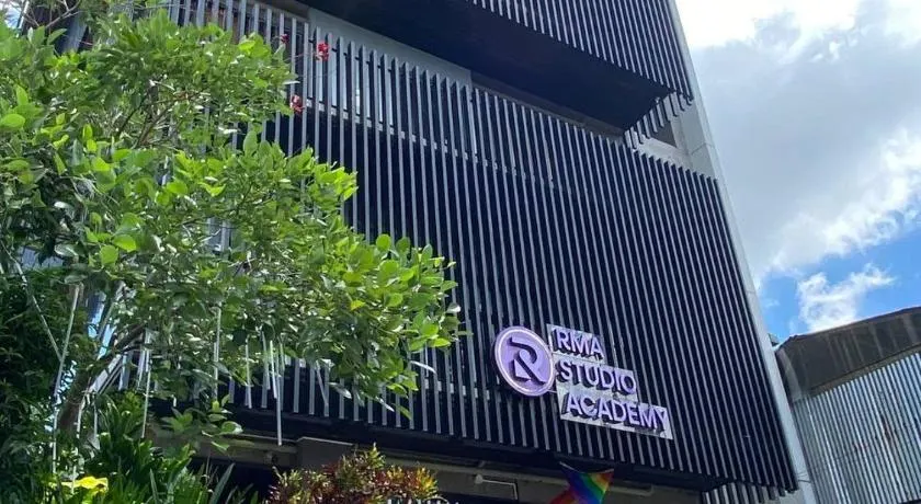 HomeBase Apartment Hotel - Image 1