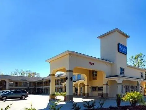 Scottish Inn and Suites Alvin - Image 1
