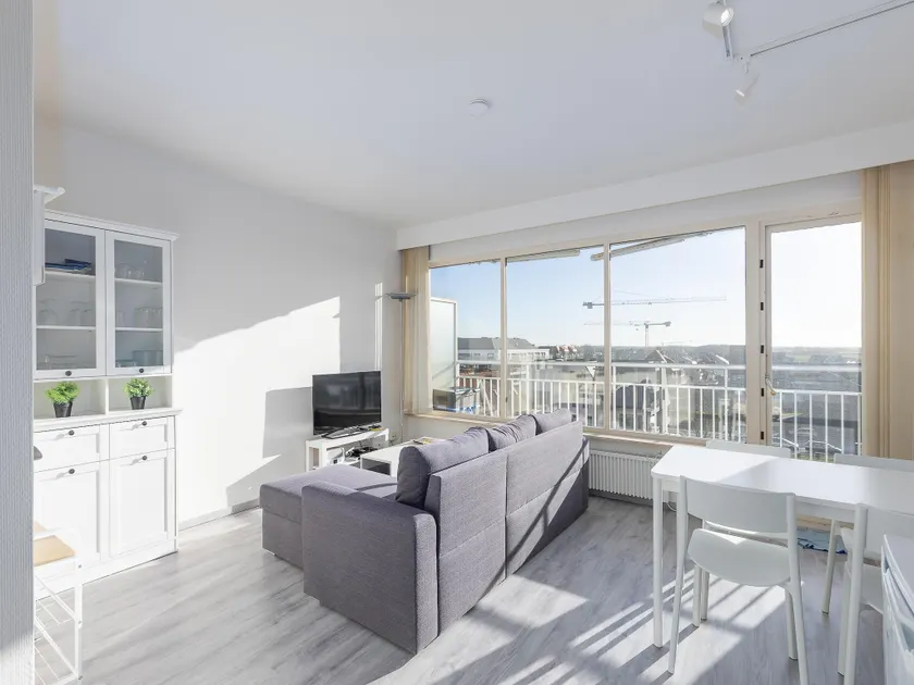 Modern, renovated studio with open views. - Image 1