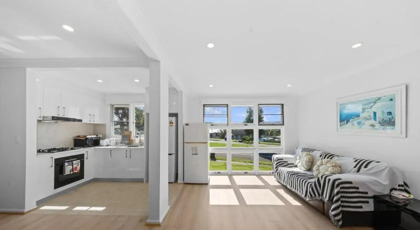 Waterside 3 BDR House with Fully Fenced & Car Park - Image 1