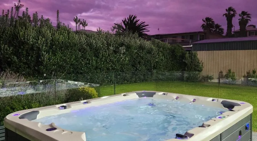 Great Ness Beach House - 8 Person Spa - Pet-Friendly - Netflix - Linen included - Image 1