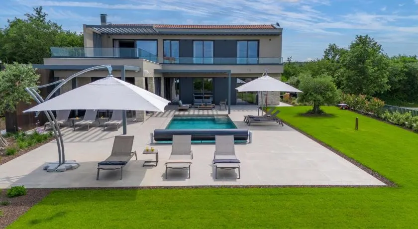 Villa mit Sauna, Terrasse und Garten | Poolblick - Image 1